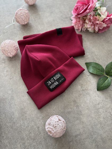 Žebrovaná čepice JA UŽ BUDU HODNÁ Dark Pink - Dospělí / Děti (S BAMBULÍ nebo BEZ BAMBULE)
